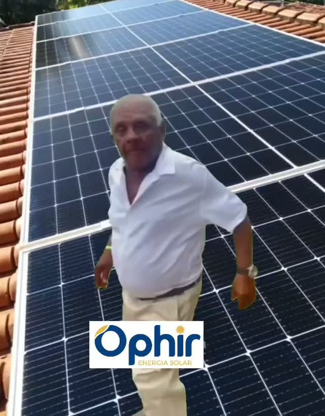 Cliente da Ophir no próprio telhado com os painéis instalados