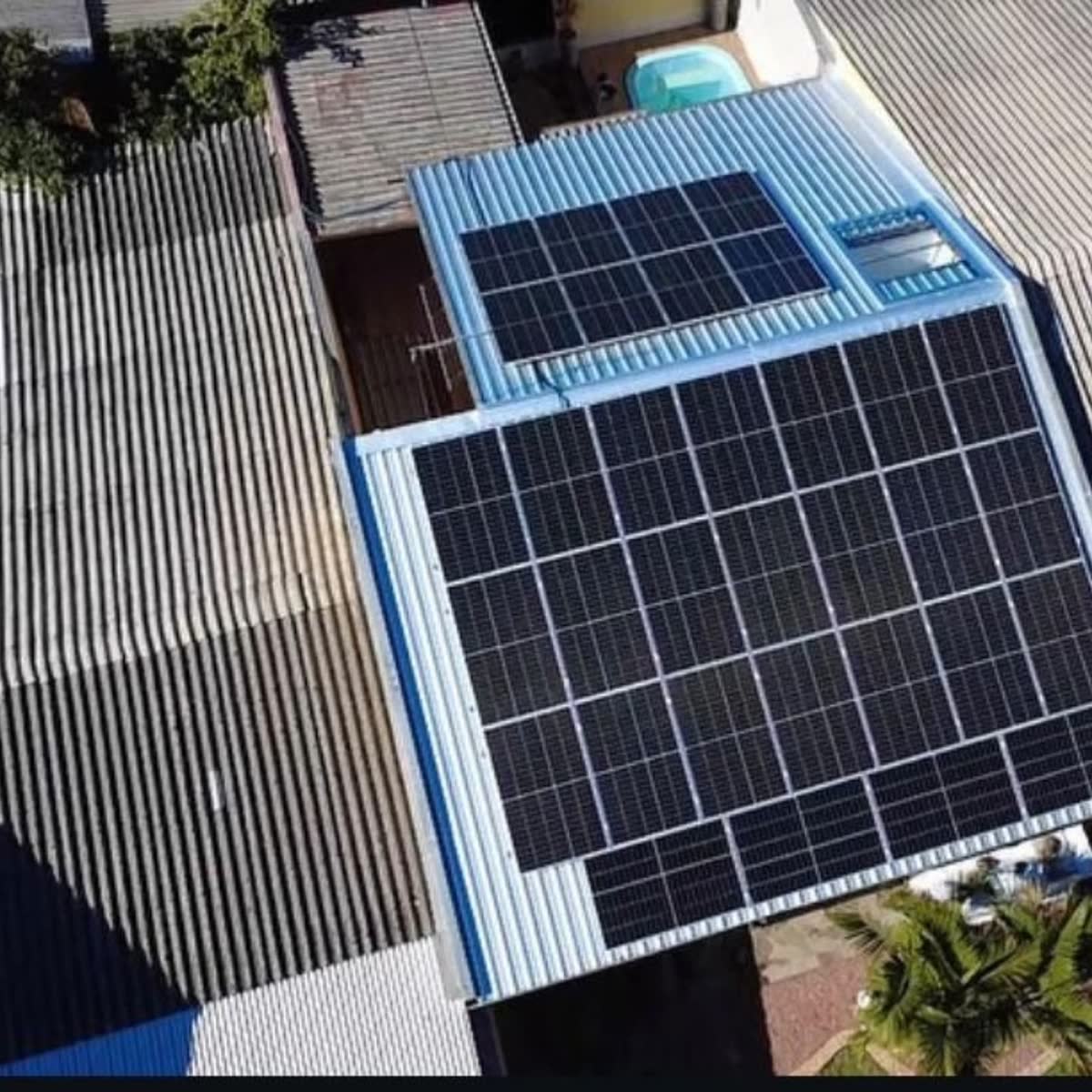 Painéis solares em telhado residencial de laje