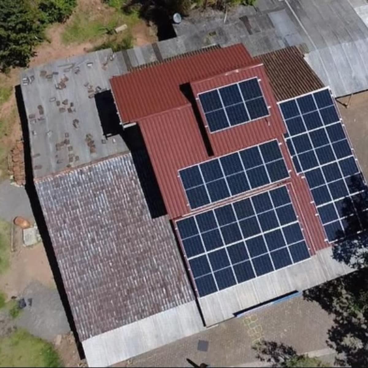 Instalação solar residencial em telhado